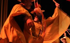 Espetáculo no palco do Teatro Gustavo Leite