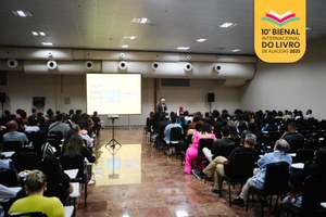 Luckesi debate processos de avaliação com educadores na Bienal