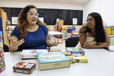 Professora Marina Saraiva, do Centro de Educação (Cedu) e Mayara Correia, monitora do projeto