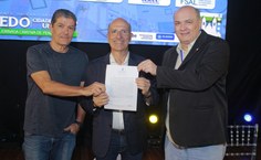 Momento em que o prefeito Ronaldo Lopes oficializou candidatura de Penedo à rede mundial de Cidades Criativas. À direita do prefeito, Vinicíus Lages, do Sebrae-AL, e, à esquerda, o reitor da Ufal, Josealdo Tonholo
