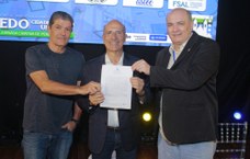 Momento em que o prefeito Ronaldo Lopes oficializou candidatura de Penedo à rede mundial de Cidades Criativas. À direita do prefeito, Vinicíus Lages, do Sebrae-AL, e, à esquerda, o reitor da Ufal, Josealdo Tonholo