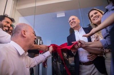 Reitor Tonholo, prefeito Ronaldo Lopes e secretária Mellina Freita abriram oficialmente o Cine Penedo | nothing