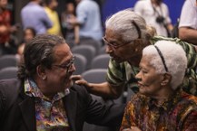 Sérgio Onofre acompanhado de Dona Sassá e Dona Cecé, ex-bilheteiras do Cine Penedo na década de 50