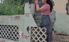 A designer da Fapeal, Nathalie Nayara, em processo de captação das imagens no bairro Pinheiro, em Maceió