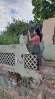 A designer da Fapeal, Nathalie Nayara, em processo de captação das imagens no bairro Pinheiro, em Maceió