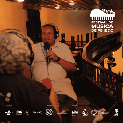 Marcos Moreira dando entrevista ao vivo no estúdio montado no teatro, enquanto a equipe técnica preparava o palco para o próximo show