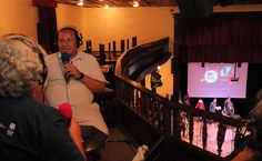 Marcos Moreira dando entrevista ao vivo no estúdio montado no teatro, enquanto a equipe técnica preparava o palco para o próximo show