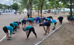 Grupo fez alongamento antes da canoagem