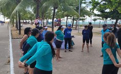 Grupo participou de alongamento antes de remar na praia da Pajuçara