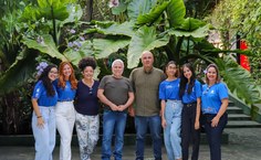Equipe da Pinacoteca da Ufal com o artista alagoano, Delson Uchôa
