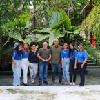 Equipe da Pinacoteca da Ufal com o artista alagoano, Delson Uchôa