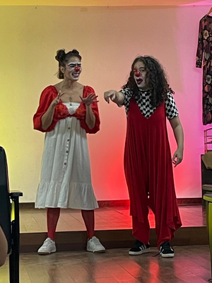 Estudantes Laís e Maura em esquete de palhaçaria na Bienal