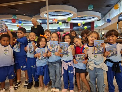 Crianças se divertiram na sessão de cinema, com direito a brindes e muito aprendizado