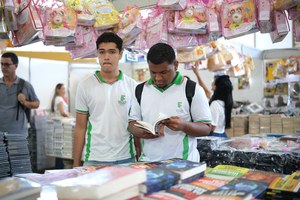 Bienal aquece economia com livros e gera frutos permanentes