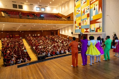 Animação ficou por conta da Cia Flor do Sertão, grupo de teatro infantil que encantou as crianças com músicas e brincadeiras antes das sessões