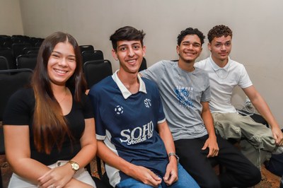 Os amigos Vitória Juliana, José Jenissoi Menezes, Kauã Lopes,  e Murilo Wanderlei, participam do aulão do Conexões na Bienal