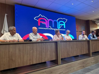 Mesa de honra presidida por Ana Dayse Dorea, e composta por Mozart Neves; pelo prefeito de Quebrangulo, Manoel Tenório; pelo gerente administrativo do Hospital Universitário, professor Anderson Barros; pelo presidente da Fundepes, Edson Bento e pelo consultor de Educação da AMA, Luis Geraldo Monteiro
