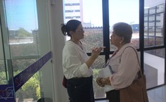 Repórter Maria Villanova e a reitora Ana Dayse Dorea