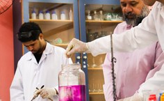 Professor Jorge Oliveira, coordenador de Assuntos Culturais da Proexc, acompanhou o show de Química