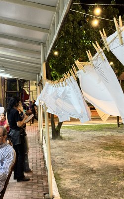 Poesias são penduradas em um varal e as pessoas escolhem o que ler ou o que ou vir Poesias são penduradas em um varal e as pessoas escolhem o que ler ou o que ou vir