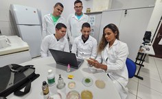 Professora Ana Paula com seus alunos envolvidos no estudo