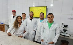 Professora Ana Paula, Emanuel Silva (de boné) e os alunos Adrian Martins, Hyago Ramos, Geanisson Conceição e Gabriel Evangelista