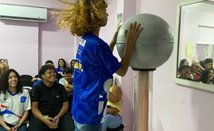 Estudante de escola pública durante atividade na Usina Ciência