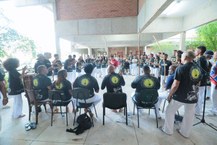 Roda de capoeira no pátio da Reitoria, no Campus A.C. Simões