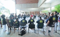 Roda de capoeira no pátio da Reitoria, no Campus A.C. Simões