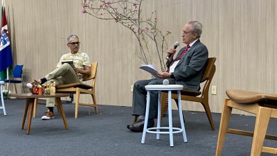 Um dos convidados da Feira Literária, o escritor Aldo Arantes, em bate papo mediado pelo pesquisador Edvaldo Nascimento Um dos convidados da Feira Literária, o escritor Aldo Arantes, em bate papo mediado pelo pesquisador Edvaldo Nascimento