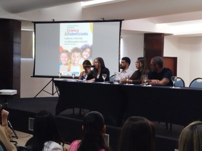 Professora do Cedu, Adriana dos Santos (falando ao microfone), coordenadora do ProLeei em Alagoas