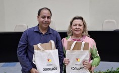 Professor Anderson Menezes, um dos organizadores, com a secretária Tereza Nelma