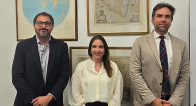 Em Londres, Alan Pedro e Alessandra Debone foram recebidos, na Embaixada do Brasil no Reino Unido, por Joaquim Araújo Neto, diplomata responsável pelas áreas de ciência, tecnologia e inovação Em Londres, Alan Pedro e Alessandra Debone foram recebidos, na Embaixada do Brasil no Reino Unido, por Joaquim Araújo Neto, diplomata responsável pelas áreas de ciência, tecnologia e inovação