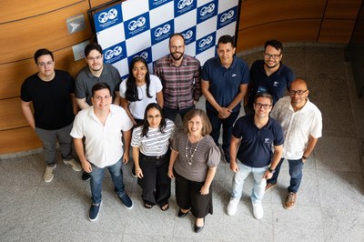 Professora Aline Barboza (ao centro na primeira fila) coordena a pesquisa desenvolvida no LCCV Professora Aline Barboza (ao centro na primeira fila) coordena a pesquisa desenvolvida no LCCV