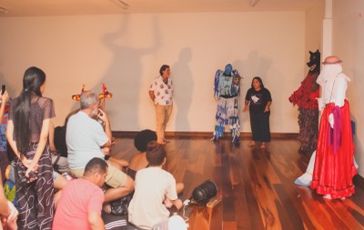 Brincantuar desenvolve atividades práticas e teóricas voltadas à comicidade, às máscaras cênicas, ao teatro de animação e à valorização da cultura popular