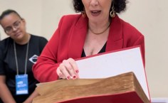 A professora Elaine Pimentel já recebeu parte do acervo digitalizado