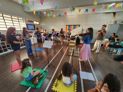 Ensaio geral do núcleo infanto-juvenil do Laboratório de Violino