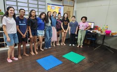 Turma 2 do núcleo juvenil de violino, coordenado pela professora Iannara Farais (de saia rosa)