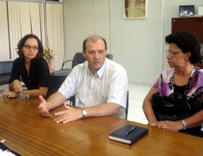 Josealdo Tonholo, (ao centro) pró-reitor de Pós-graduação e Pesquisa