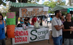 Veteranos recebem novos alunos com festa