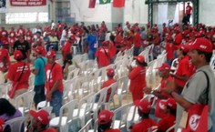 Militantes reunidos para os debates