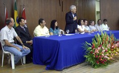 Mesa da solenidade de posse