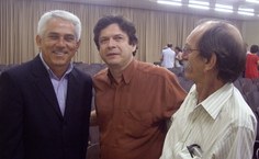 Ex-reitor, Rogério Pinheiro (primeiro à direita), prestigiou a solenidade