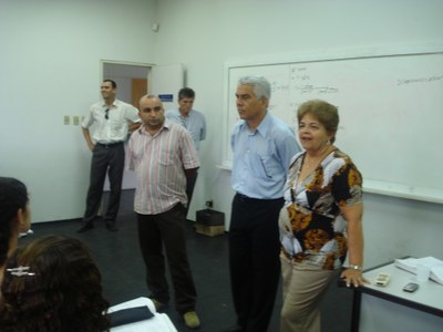 Reitora em visita ao curso de cálculo