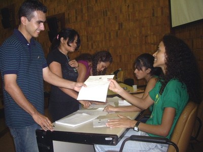 Bolsistas aplicando questionário com feras