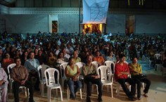 Ginásio lotado de alunos, familiares e professores