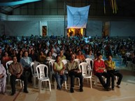 Ginásio lotado de alunos, familiares e professores