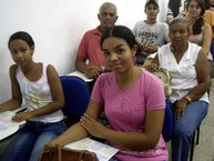 Aparecida (de rosa) na recepção aos feras, cercada pela família