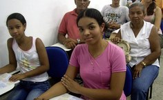 Aparecida (de rosa) na recepção aos feras, cercada pela família