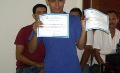 José Adriano exibindo os dois certificados de primeiro lugar